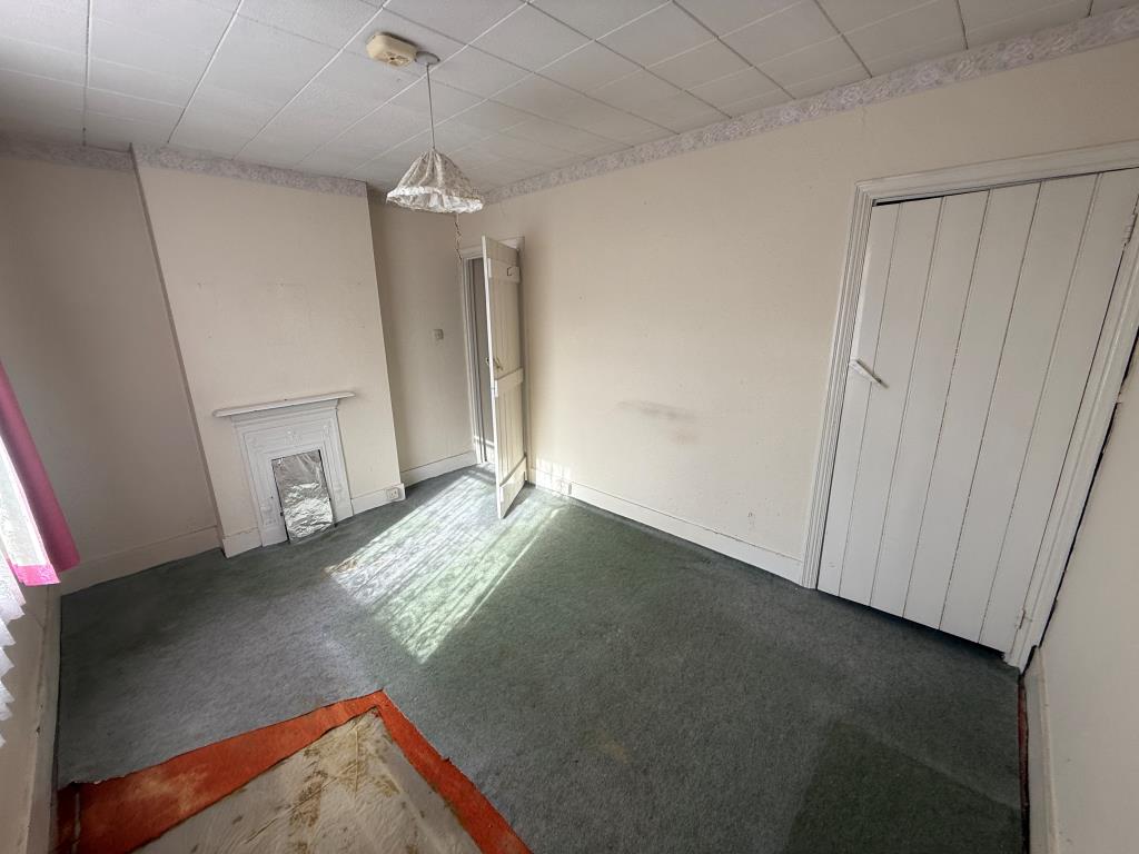 Lot: 87 - END-TERRACE HOUSE FOR REFURBISHMENT - Bedroom
